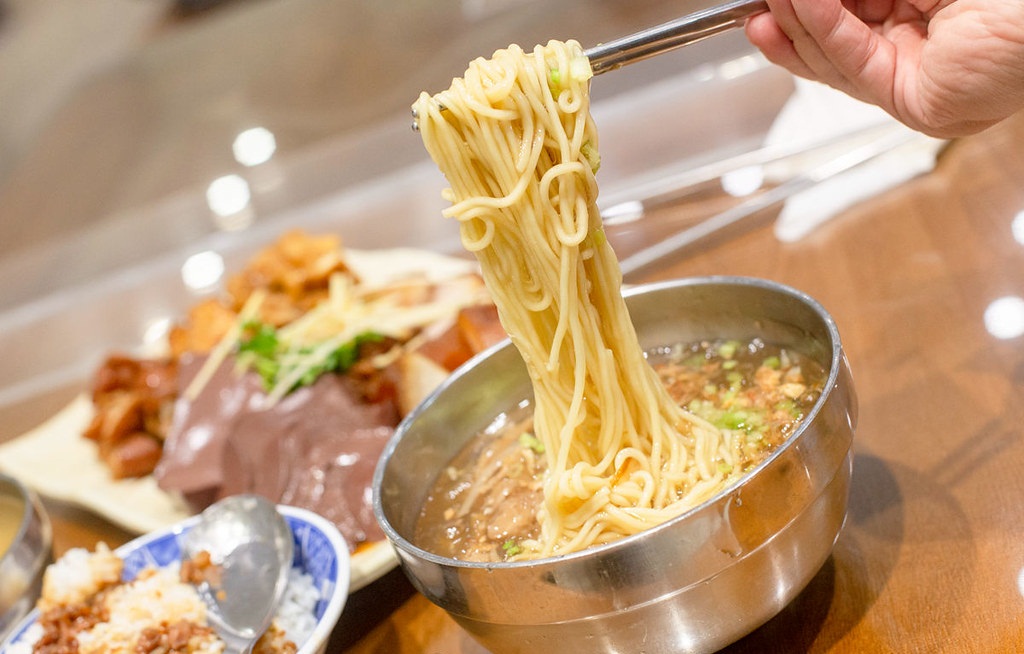 礁溪【三民大飯店】好吃的大鍋滷味餐廳，有附免費的停車場真棒