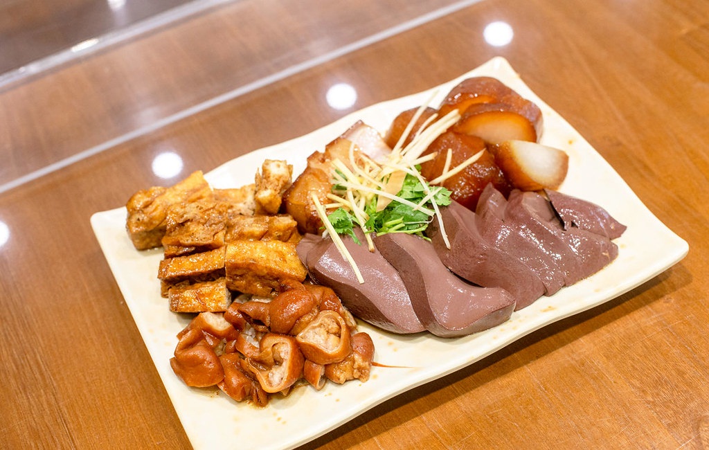礁溪【三民大飯店】好吃的大鍋滷味餐廳，有附免費的停車場真棒