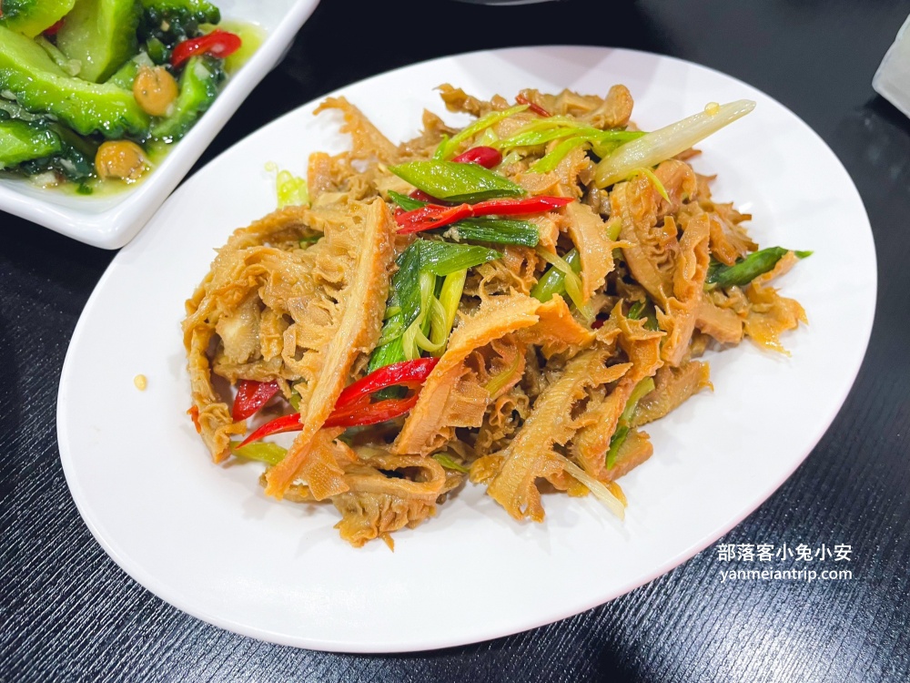 宜蘭【羅東一鑫園小吃】大碗又滿意的水嫩嫩鮮蚵蓋飯