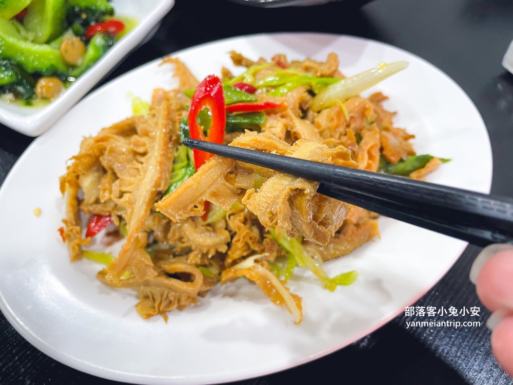 宜蘭【羅東一鑫園小吃】大碗又滿意的水嫩嫩鮮蚵蓋飯