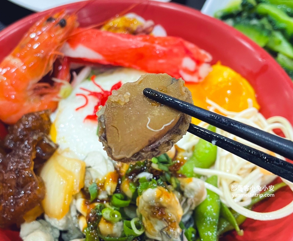 宜蘭【羅東一鑫園小吃】大碗又滿意的水嫩嫩鮮蚵蓋飯