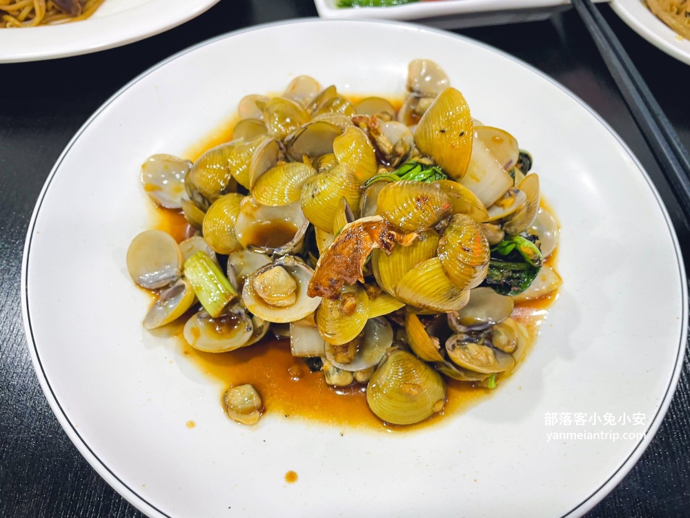 宜蘭【羅東一鑫園小吃】大碗又滿意的水嫩嫩鮮蚵蓋飯