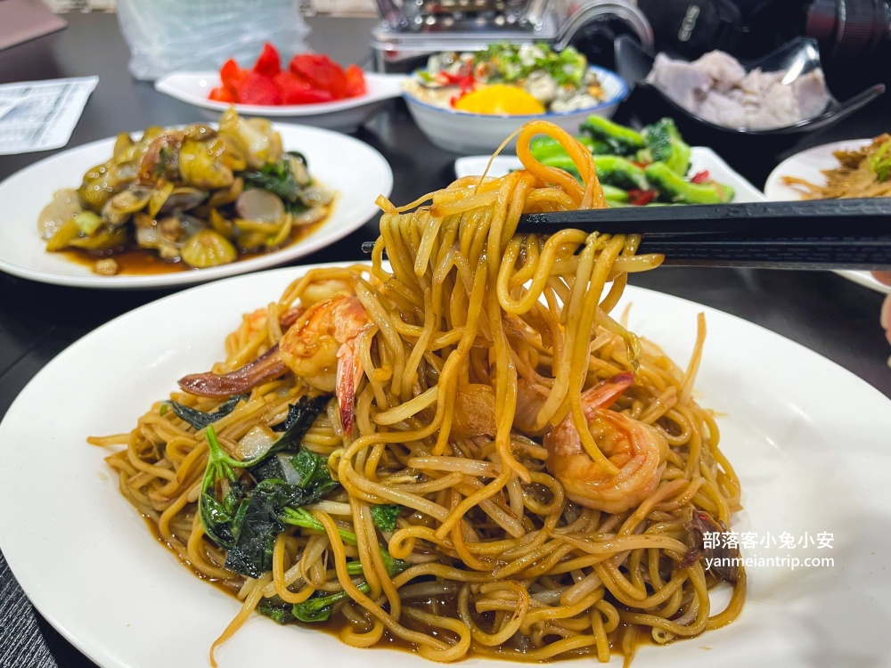 宜蘭【羅東一鑫園小吃】大碗又滿意的水嫩嫩鮮蚵蓋飯