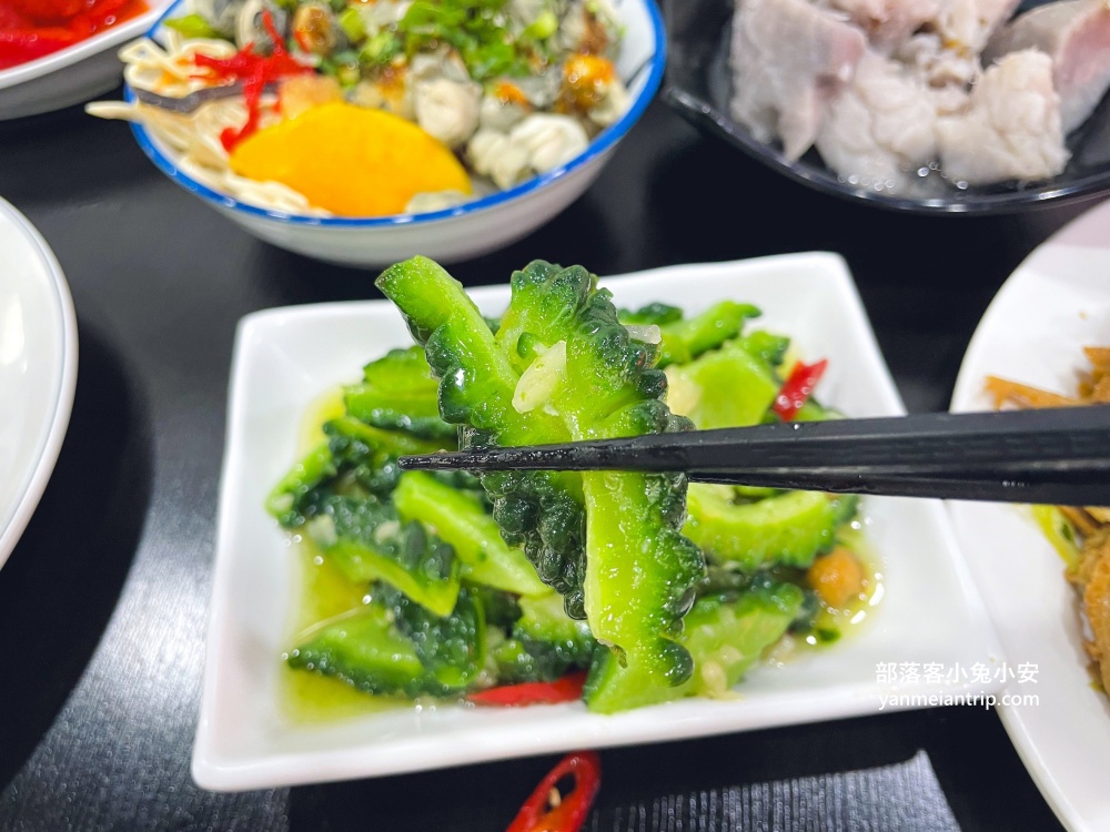 宜蘭【羅東一鑫園小吃】大碗又滿意的水嫩嫩鮮蚵蓋飯