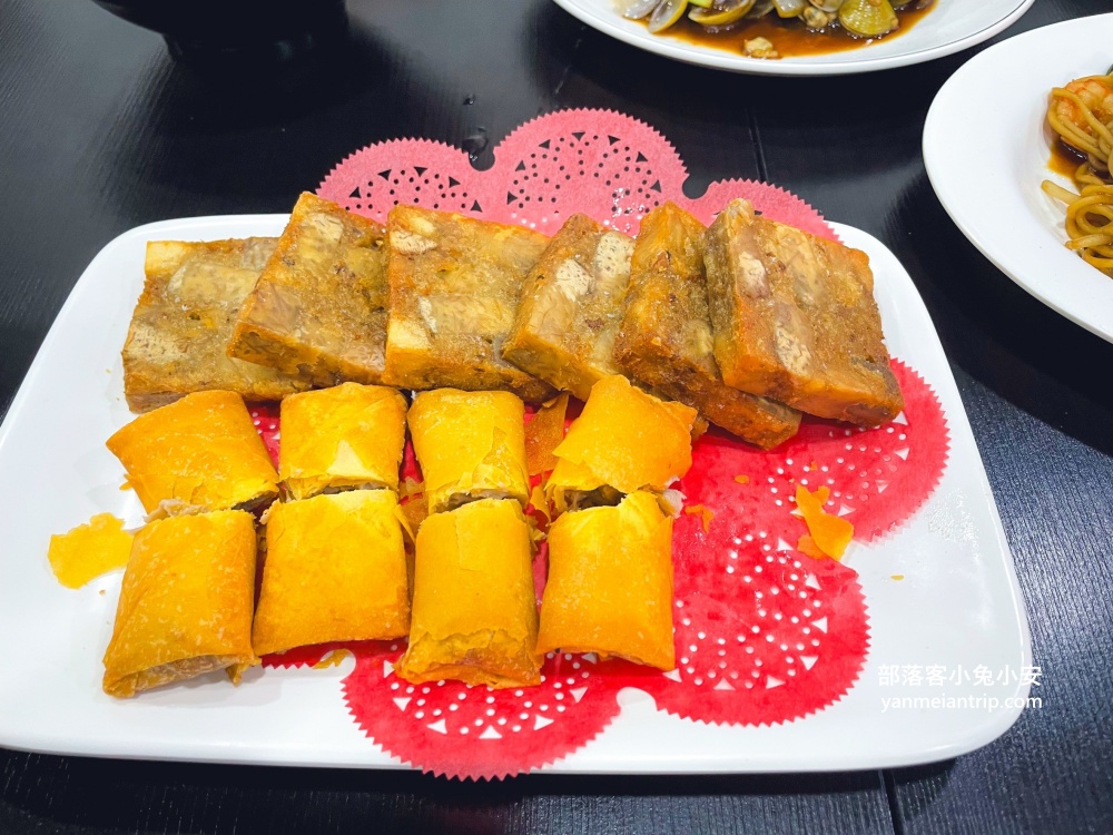 宜蘭【羅東一鑫園小吃】大碗又滿意的水嫩嫩鮮蚵蓋飯