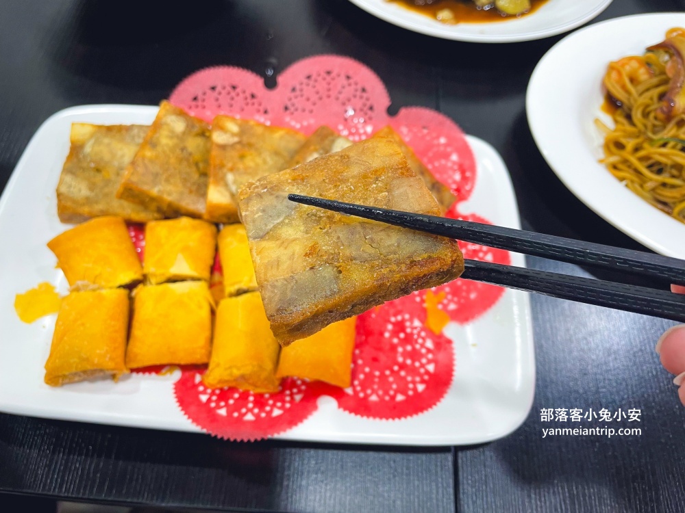 宜蘭【羅東一鑫園小吃】大碗又滿意的水嫩嫩鮮蚵蓋飯