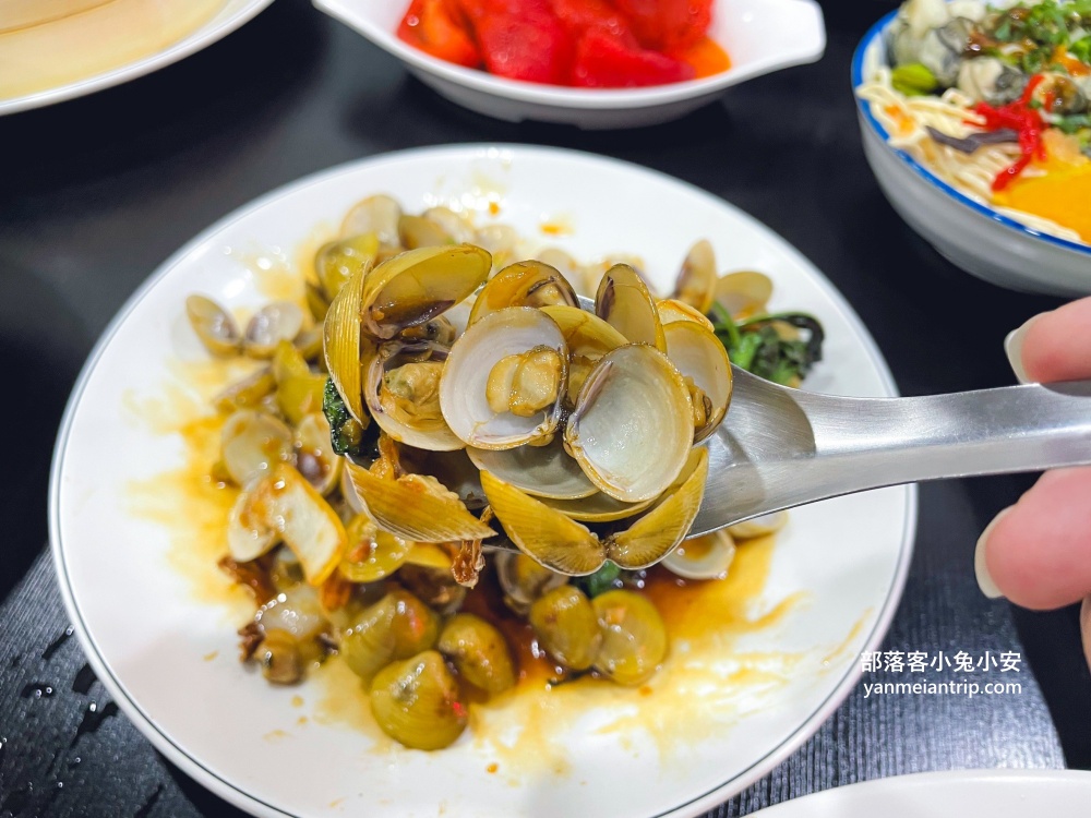 宜蘭【羅東一鑫園小吃】大碗又滿意的水嫩嫩鮮蚵蓋飯
