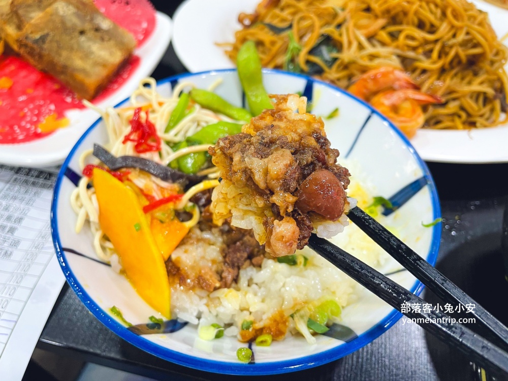 宜蘭【羅東一鑫園小吃】大碗又滿意的水嫩嫩鮮蚵蓋飯