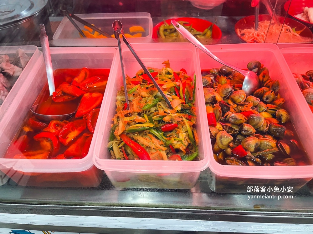 宜蘭【羅東一鑫園小吃】大碗又滿意的水嫩嫩鮮蚵蓋飯