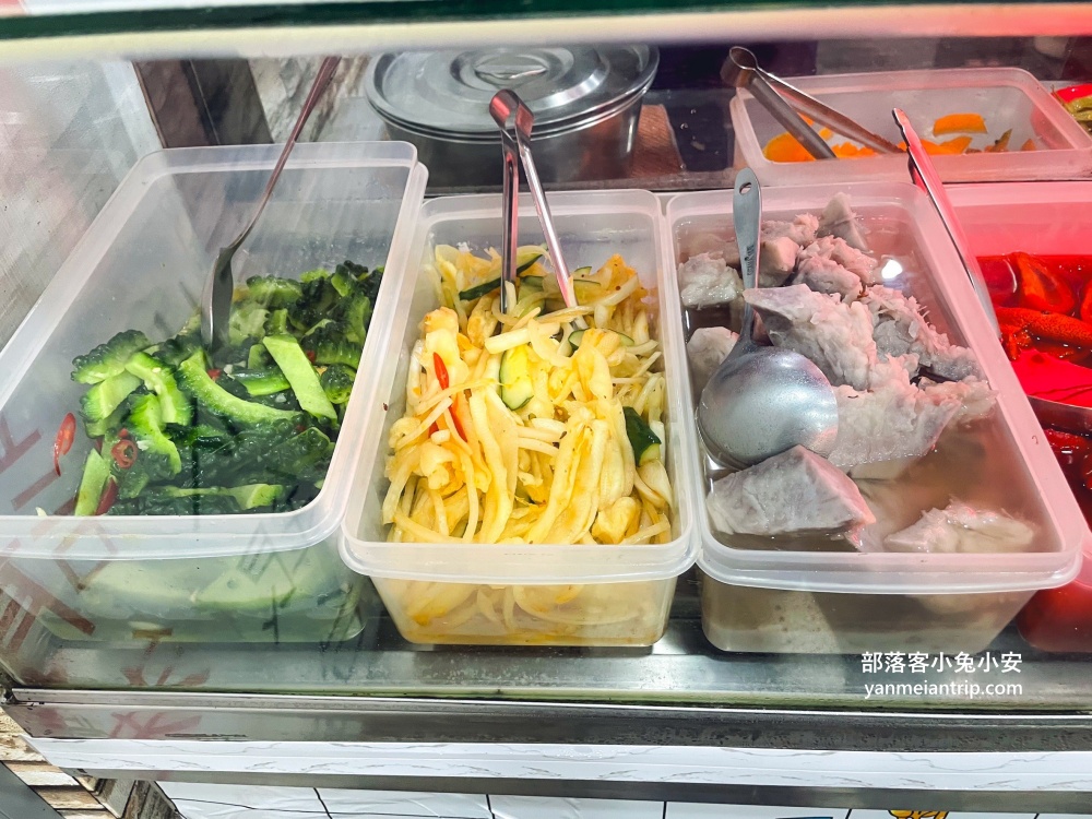 宜蘭【羅東一鑫園小吃】大碗又滿意的水嫩嫩鮮蚵蓋飯