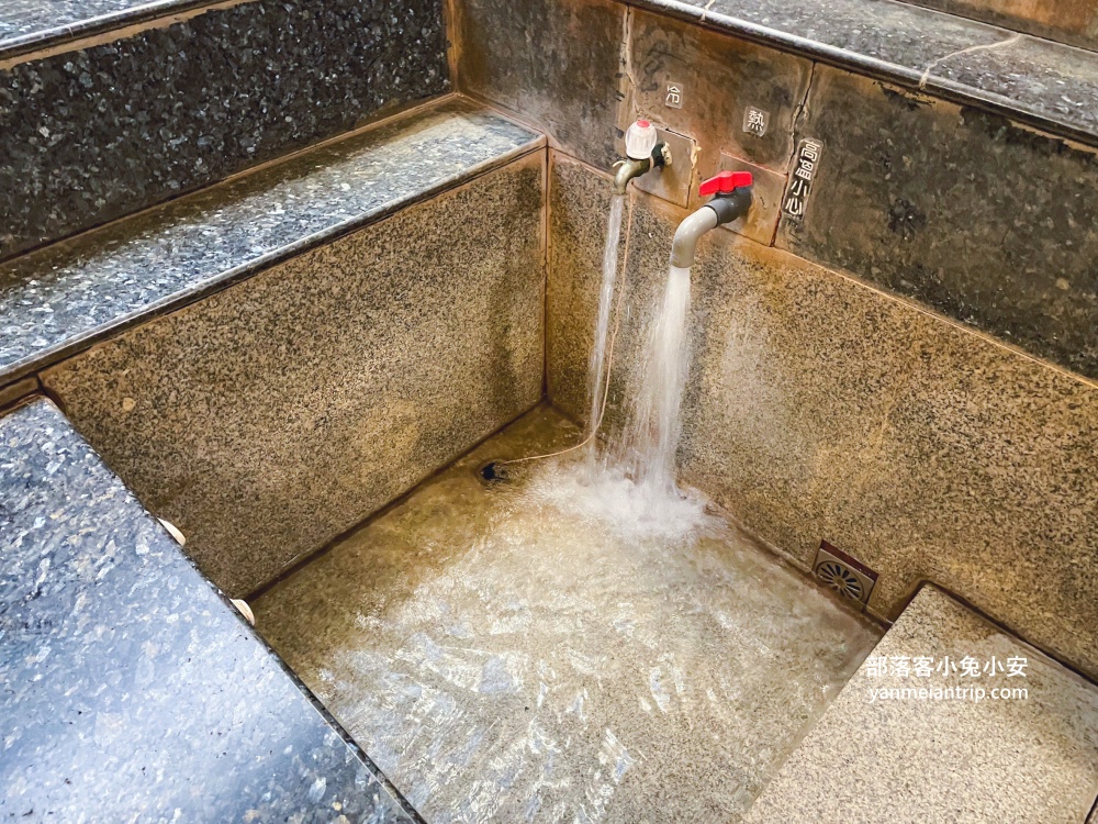 北投【櫻崗溫泉會館】泡湯送礦泉水與按摩浴池，只要每人三百元的平價湯屋