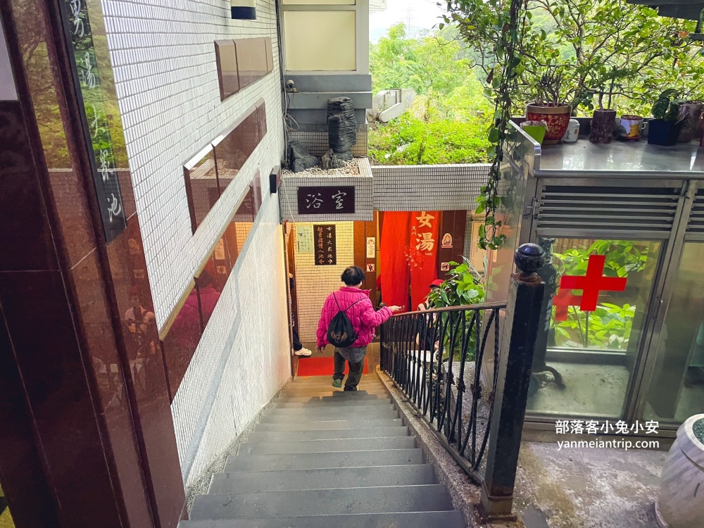 北投【櫻崗溫泉會館】泡湯送礦泉水與按摩浴池，只要每人三百元的平價湯屋