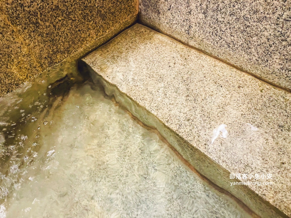 北投【櫻崗溫泉會館】泡湯送礦泉水與按摩浴池，只要每人三百元的平價湯屋