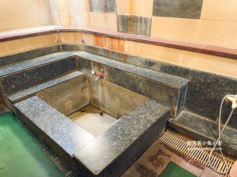 北投【櫻崗溫泉會館】泡湯送礦泉水與按摩浴池，只要每人三百元的平價湯屋