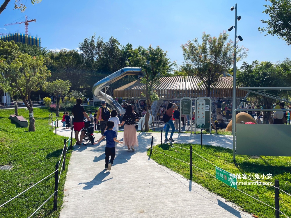 中央公園飛行美樂地，特別地方就是充滿森林綠意及飛碟外型的溜滑梯