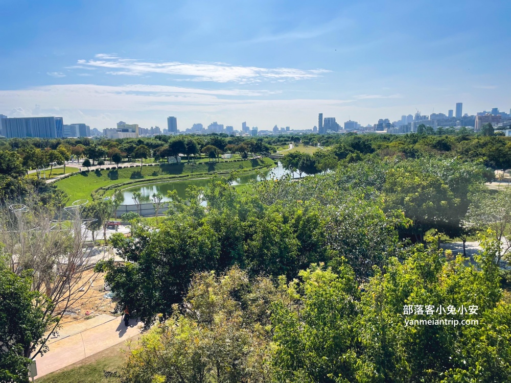 中央公園飛行美樂地，特別地方就是充滿森林綠意及飛碟外型的溜滑梯