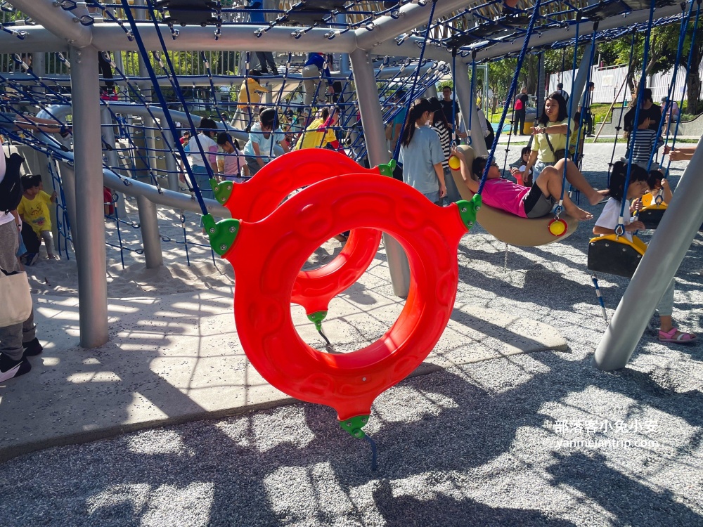 中央公園飛行美樂地，特別地方就是充滿森林綠意及飛碟外型的溜滑梯