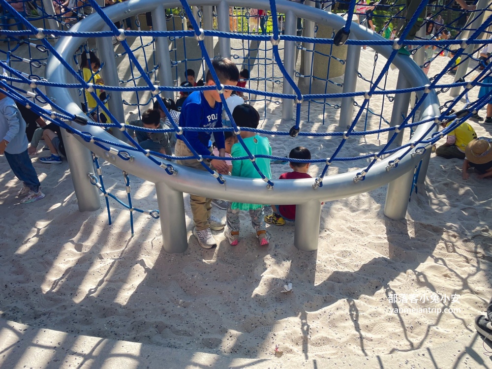中央公園飛行美樂地，特別地方就是充滿森林綠意及飛碟外型的溜滑梯