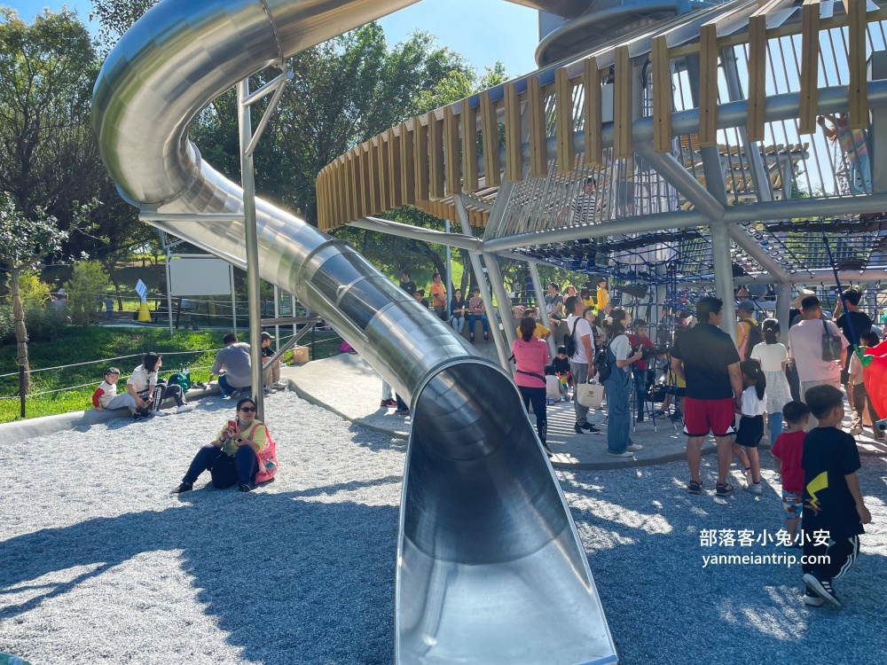 中央公園飛行美樂地，特別地方就是充滿森林綠意及飛碟外型的溜滑梯