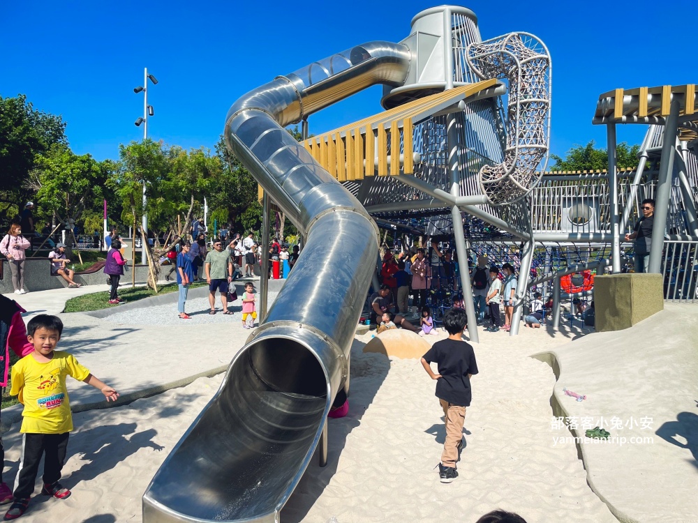 中央公園飛行美樂地，特別地方就是充滿森林綠意及飛碟外型的溜滑梯
