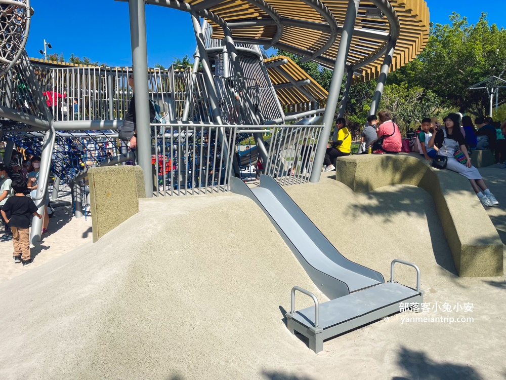 中央公園飛行美樂地，特別地方就是充滿森林綠意及飛碟外型的溜滑梯