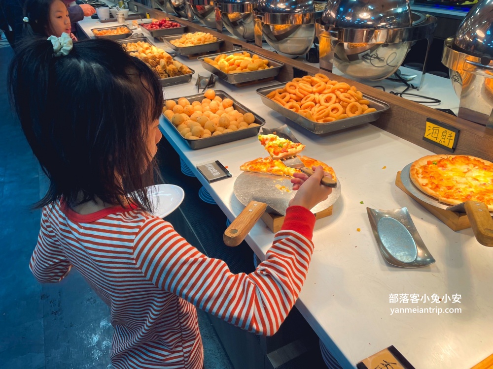 桃園【饗厚牛排桃園店】近五十道自助百匯，只要399元就能無限享用