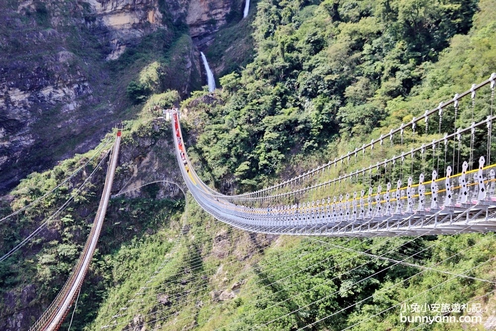 雙龍瀑布七彩吊橋