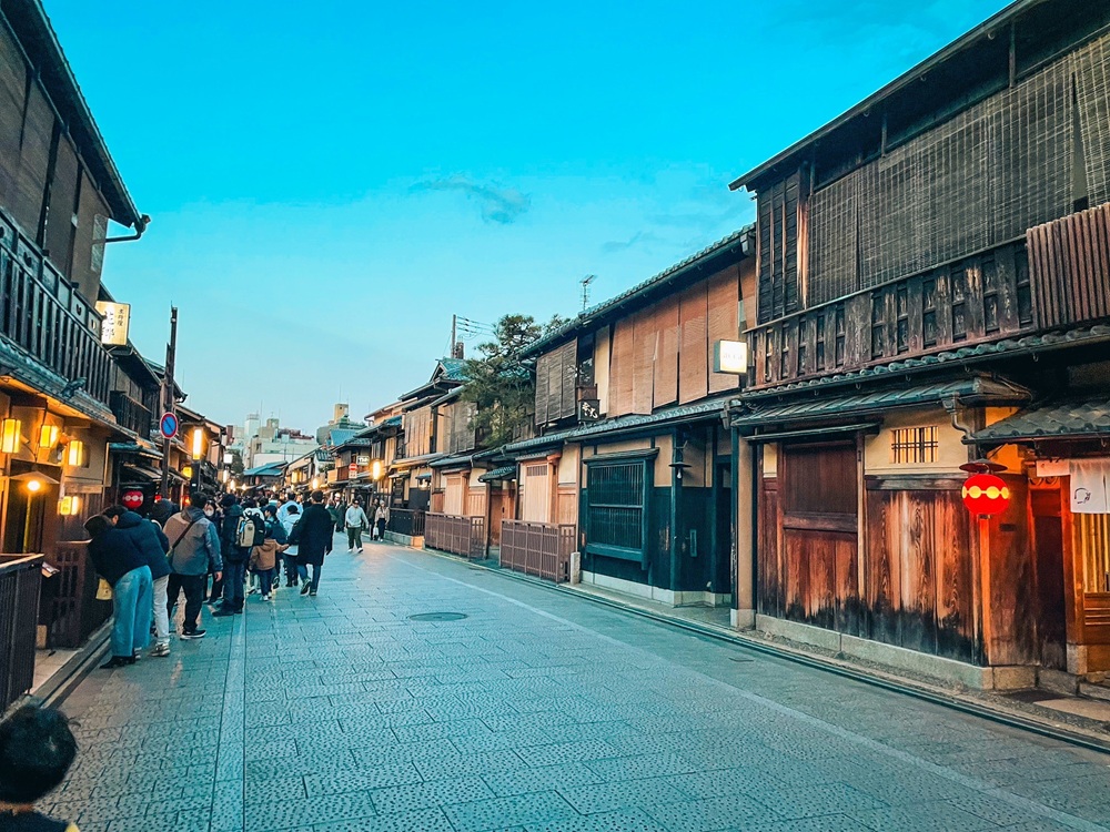 京都祇園花見小路半日遊，順遊八坂神社本殿、嗨吃相撲茶屋火鍋攻略 @小兔小安*旅遊札記