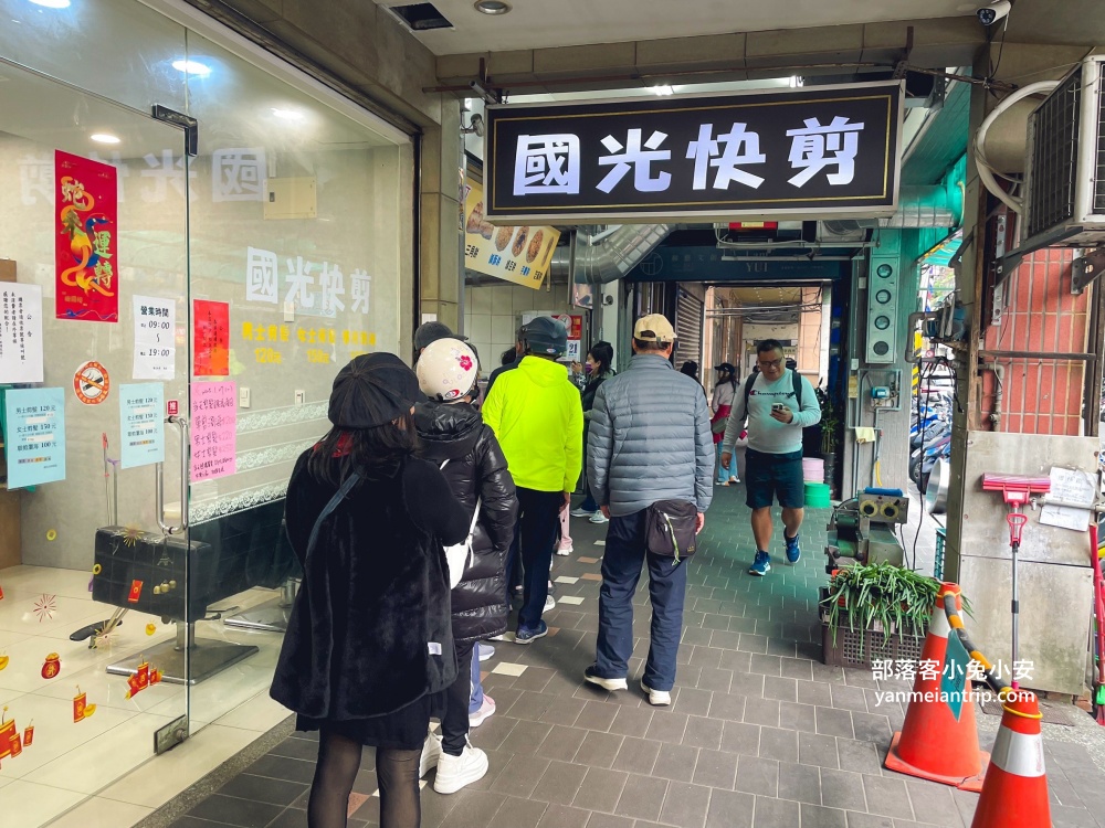 基隆【阿國碳烤燒餅】30年老字號燒餅舖，三角餅、鹹酥餅和綠豆餅每樣都好吃