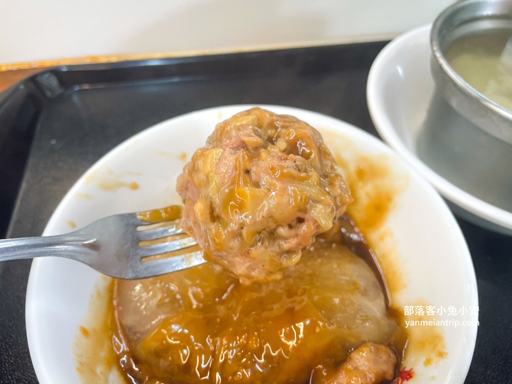 彰化老担阿璋肉圓，百年老字號肉圓店，有免費大骨湯可以喝