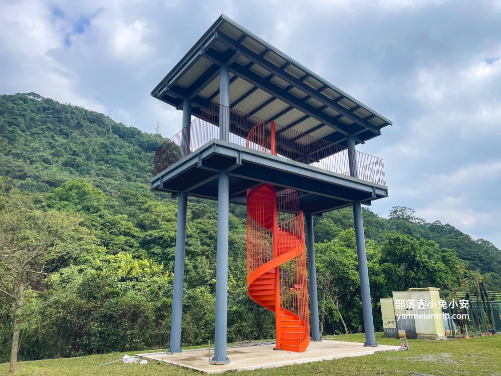 新北【亮山川休閒農場】最大特色就是園區內那條繽紛吸睛的彩色鋼構步道！