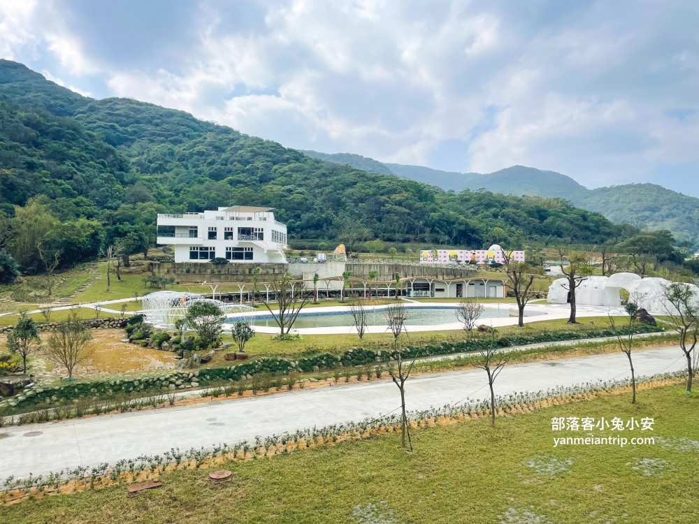 新北【亮山川休閒農場】最大特色就是園區內那條繽紛吸睛的彩色鋼構步道！