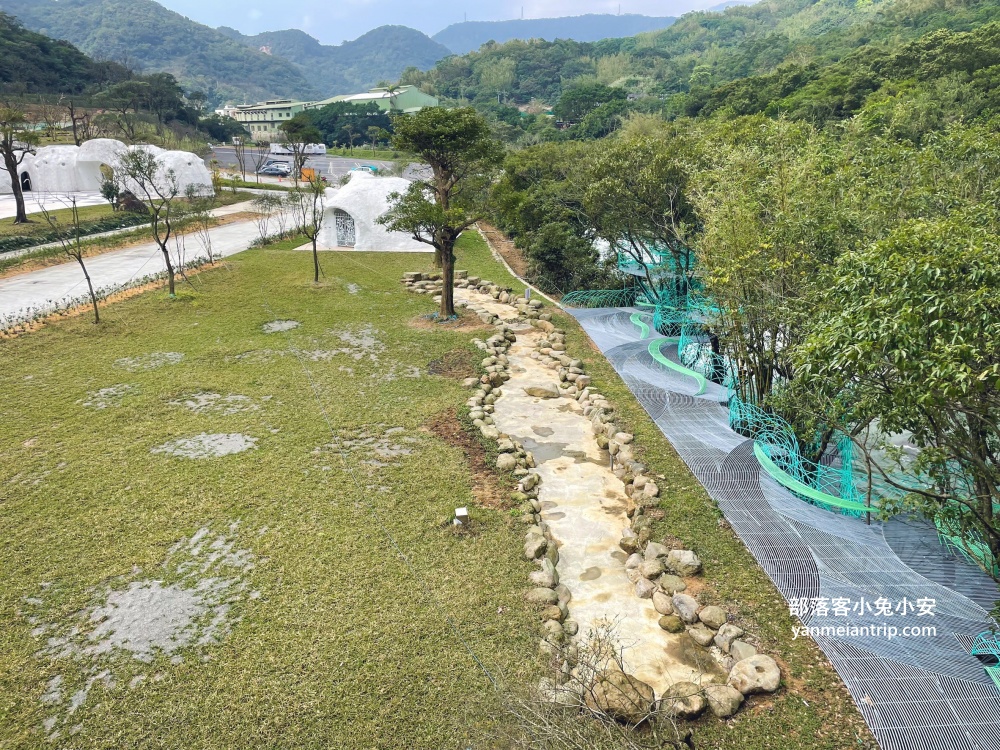 新北【亮山川休閒農場】最大特色就是園區內那條繽紛吸睛的彩色鋼構步道！