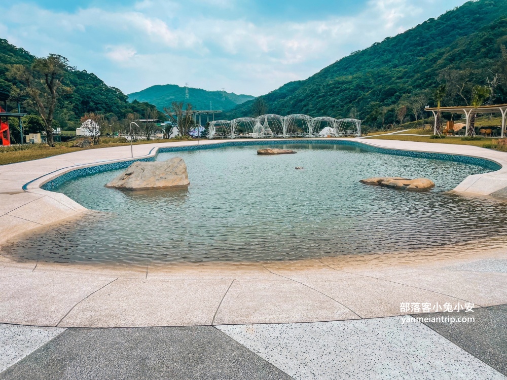 新北【亮山川休閒農場】最大特色就是園區內那條繽紛吸睛的彩色鋼構步道！