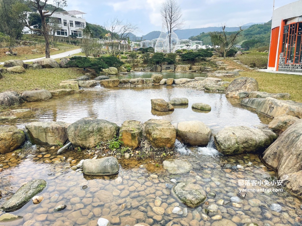 新北【亮山川休閒農場】最大特色就是園區內那條繽紛吸睛的彩色鋼構步道！