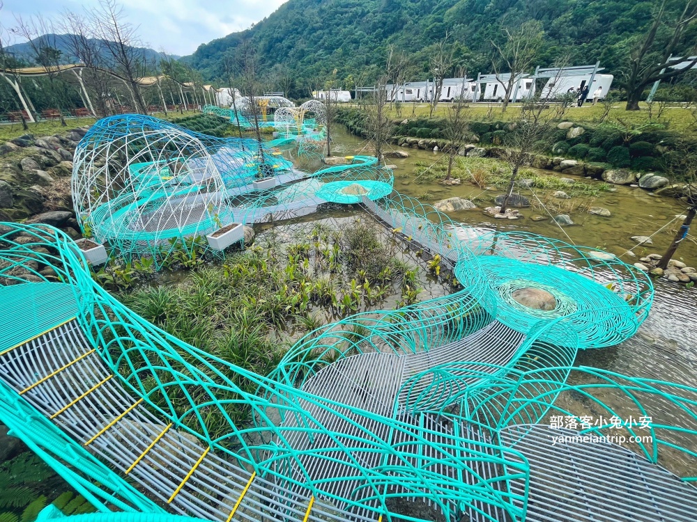 新北【亮山川休閒農場】最大特色就是園區內那條繽紛吸睛的彩色鋼構步道！