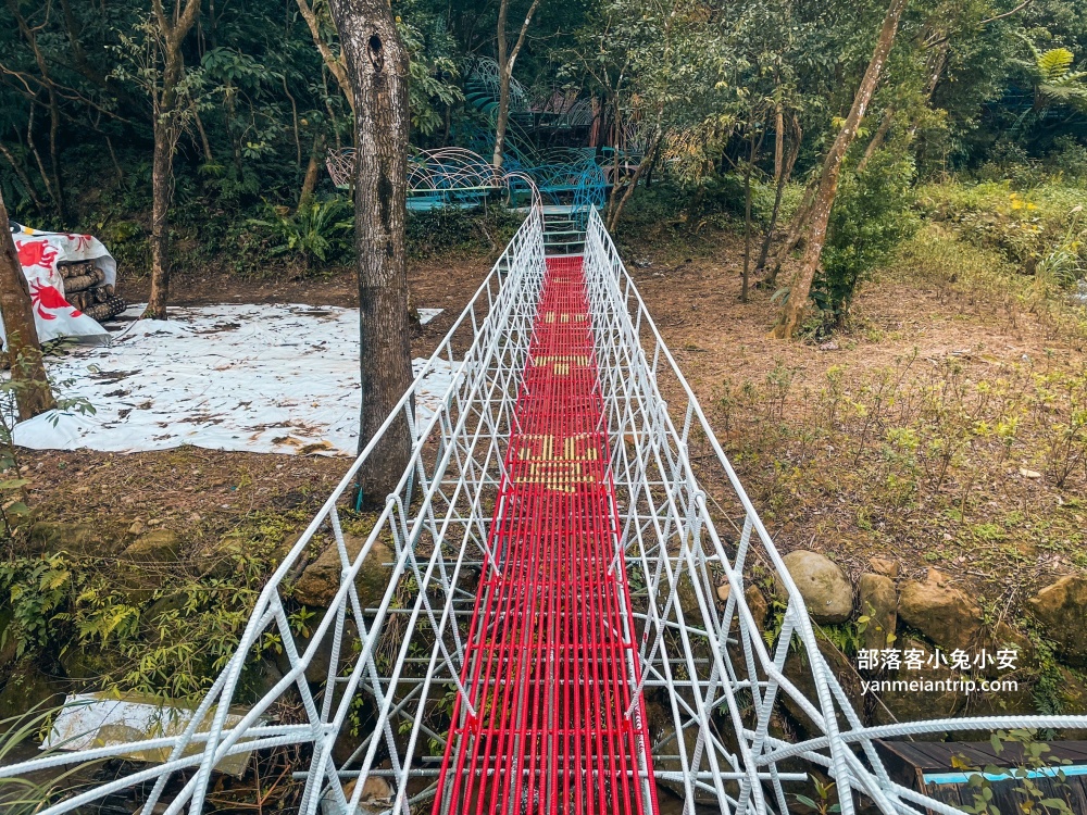 新北【亮山川休閒農場】最大特色就是園區內那條繽紛吸睛的彩色鋼構步道！