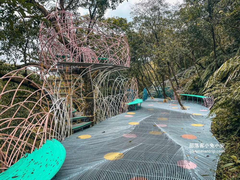 新北【亮山川休閒農場】最大特色就是園區內那條繽紛吸睛的彩色鋼構步道！
