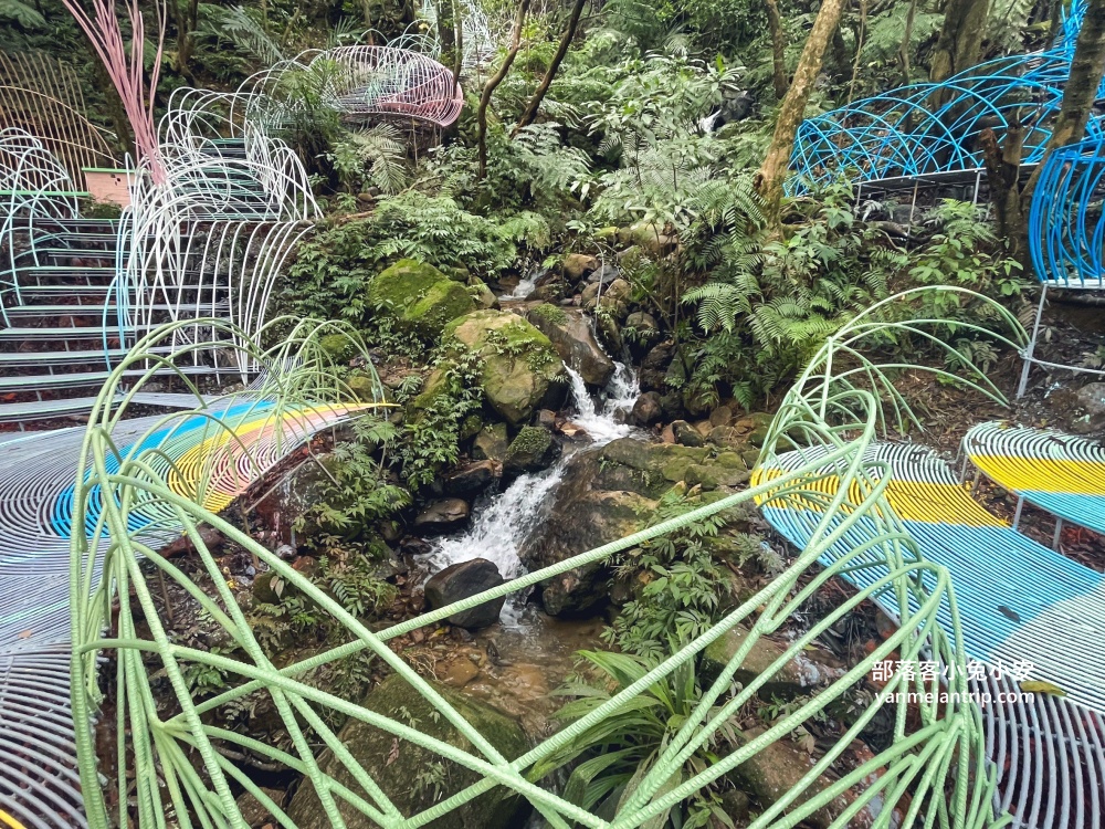 新北【亮山川休閒農場】最大特色就是園區內那條繽紛吸睛的彩色鋼構步道！