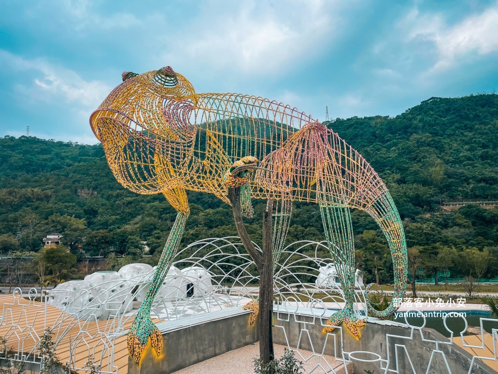 新北【亮山川休閒農場】最大特色就是園區內那條繽紛吸睛的彩色鋼構步道！