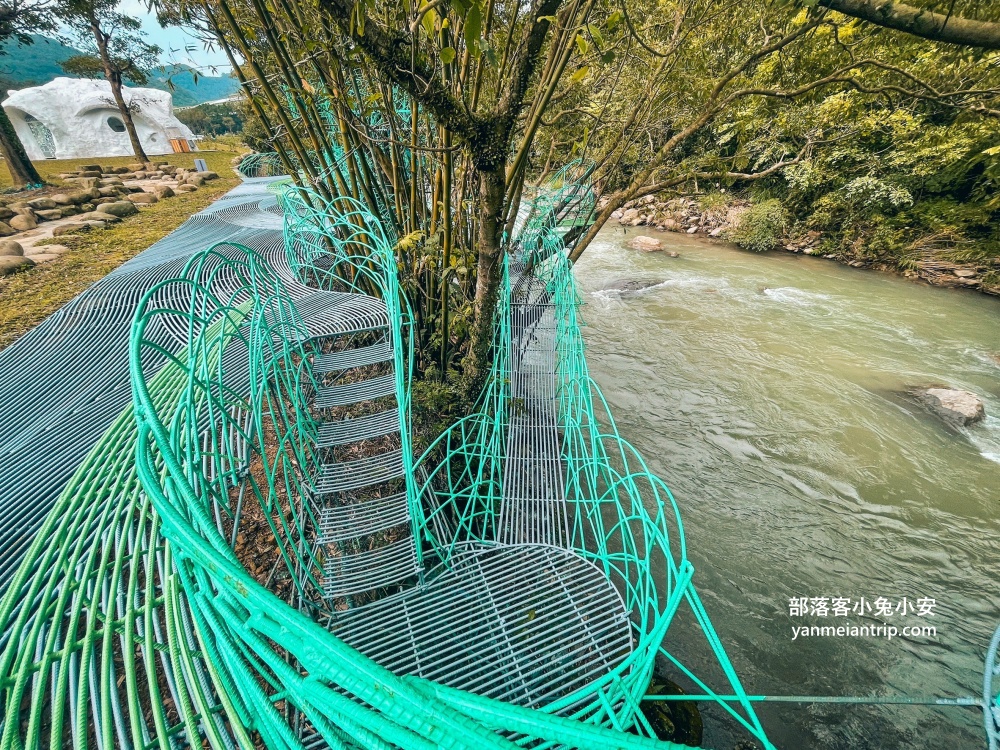 新北【亮山川休閒農場】最大特色就是園區內那條繽紛吸睛的彩色鋼構步道！