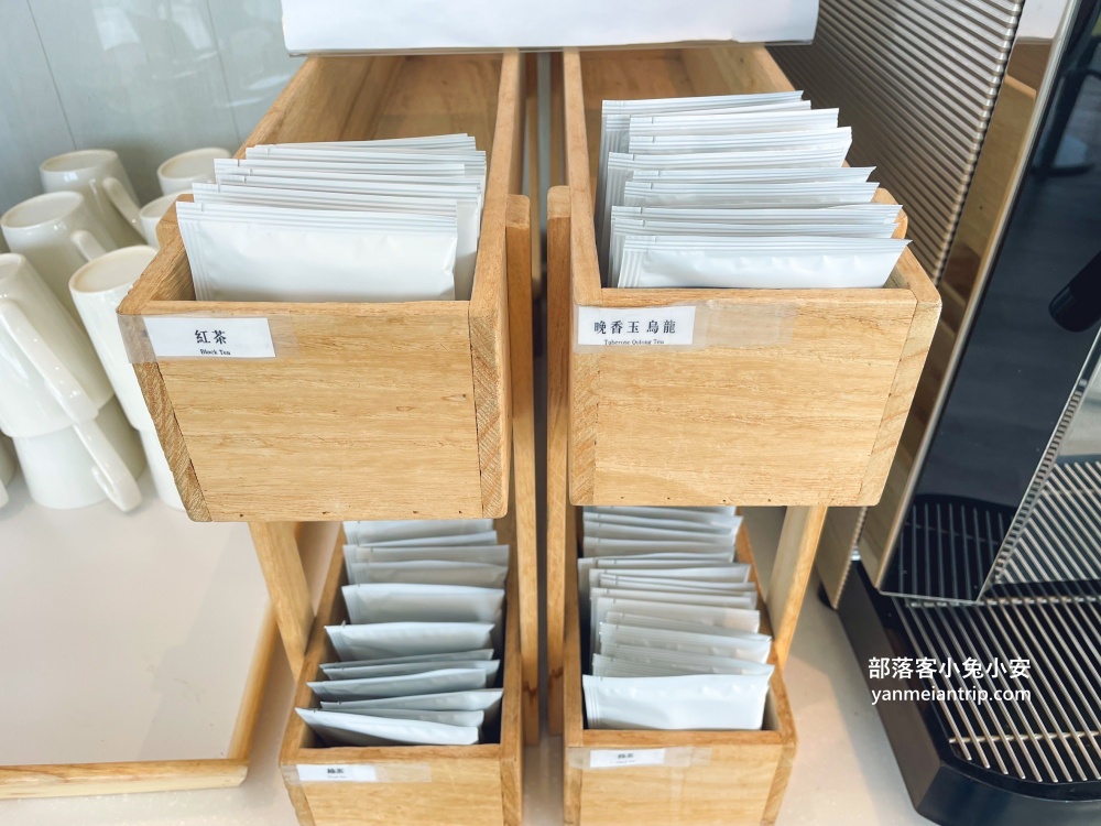 南投【益品美術館】玻璃屋裡喝咖啡看畫展，還有草地能跑跳
