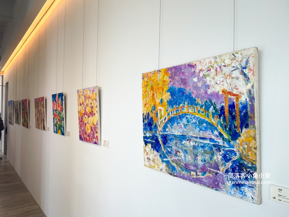南投【益品美術館】玻璃屋裡喝咖啡看畫展，還有草地能跑跳