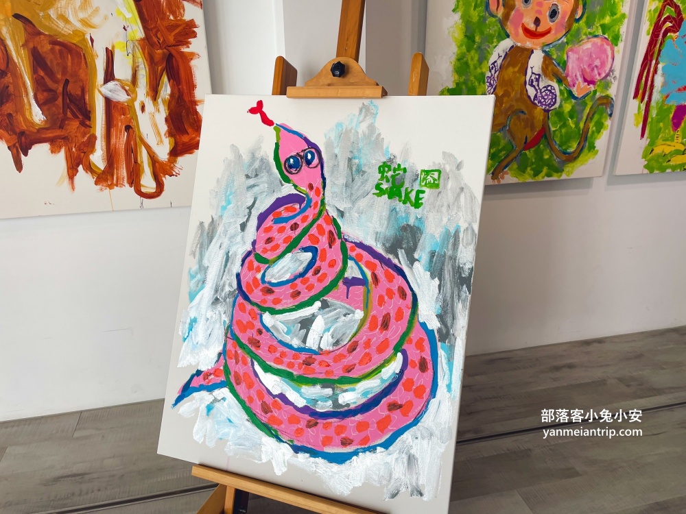 南投【益品美術館】玻璃屋裡喝咖啡看畫展，還有草地能跑跳