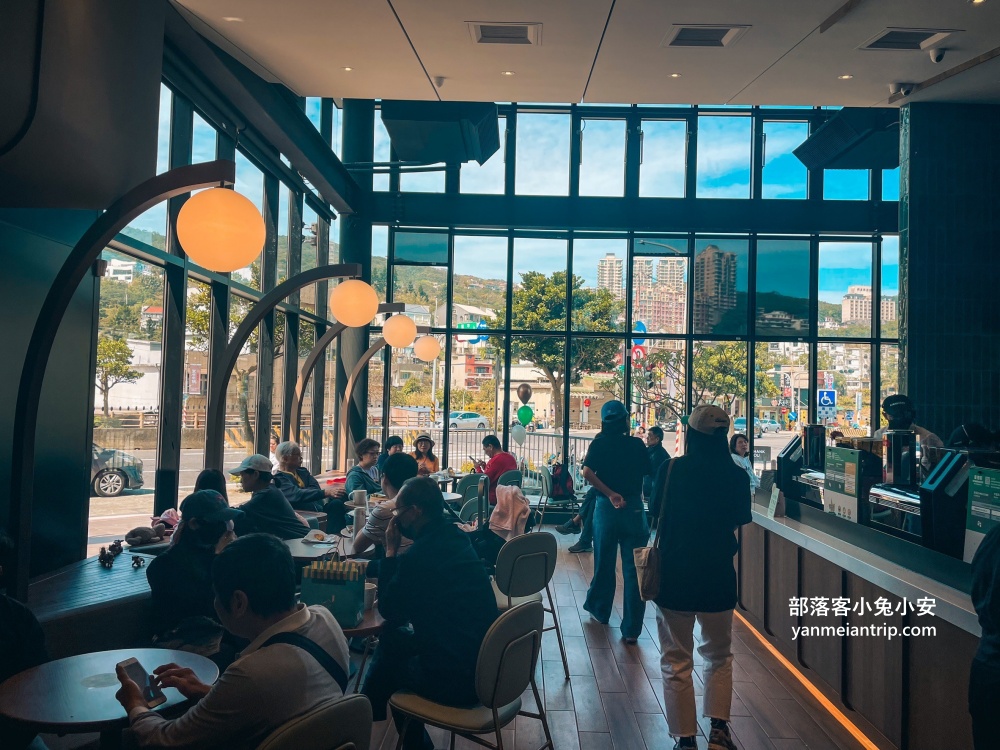 星巴克萬里門市,北海岸美麗白色風帆意象咖啡店