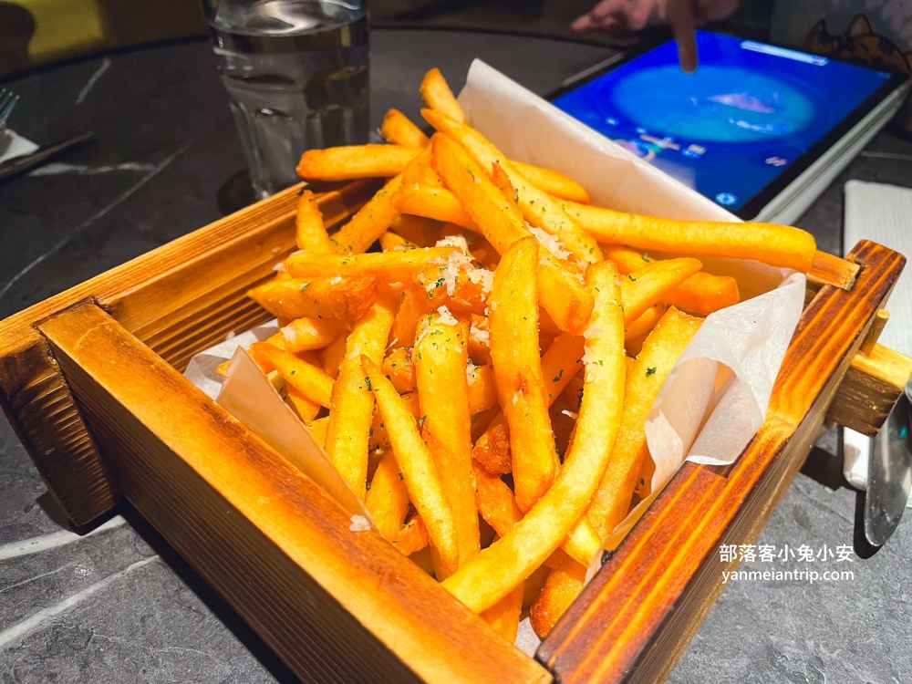 台中福華大飯店，房間重新翻修等級瞬間提升，晚上可以喝調酒真棒