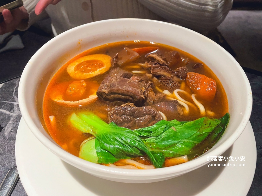 台中福華大飯店，房間重新翻修等級瞬間提升，晚上可以喝調酒真棒