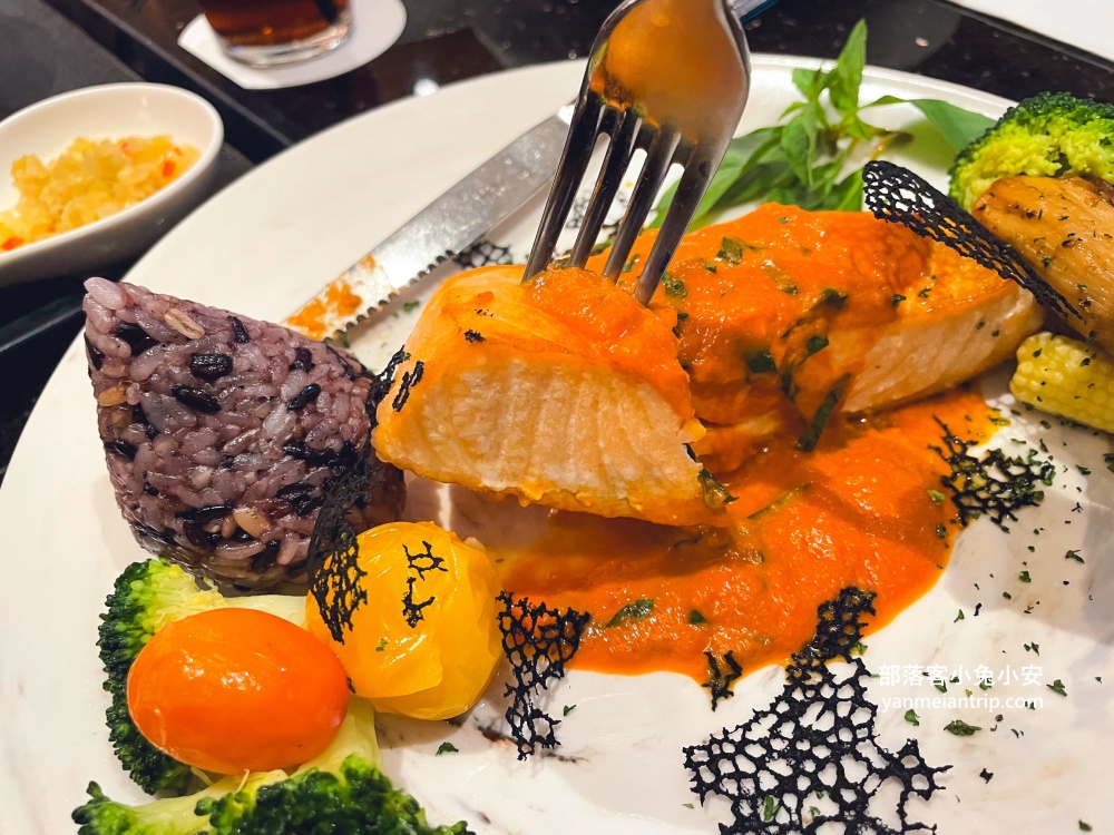 【瓏山林台北中和飯店】一泊二食玩樂餐飲住宿指南，室內三溫暖、酒吧、甜點、德國豬腳全攻略!