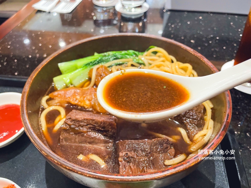 【瓏山林台北中和飯店】一泊二食玩樂餐飲住宿指南，室內三溫暖、酒吧、甜點、德國豬腳全攻略!