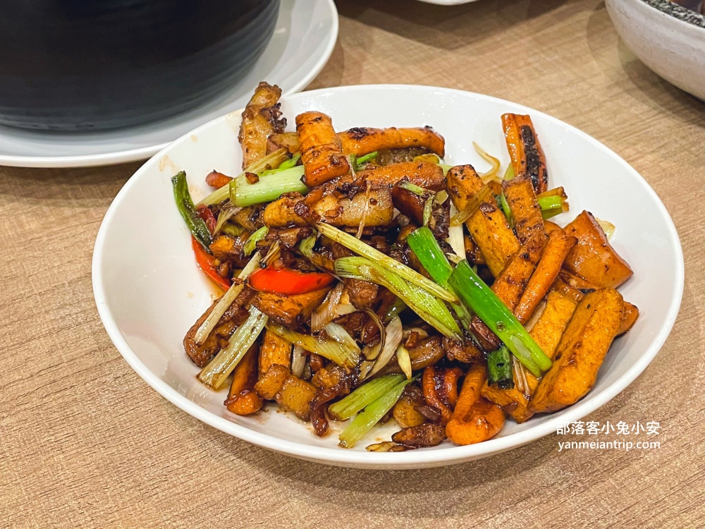 台北【柚子花花客家菜】位於商辦大樓內的客家菜餐廳，必吃桔香金棗豬與花花油雞!